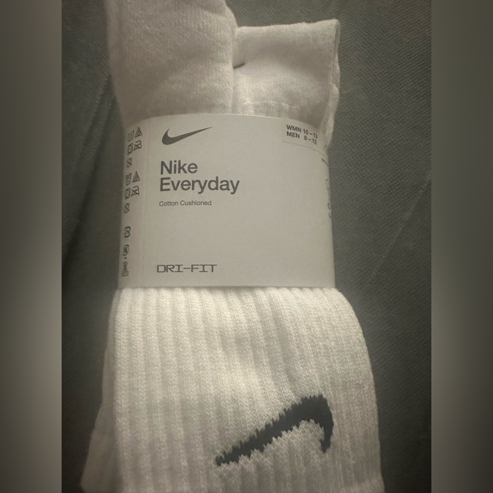 Nike Everyday Dri-FIT White Cushioned Crew Socks